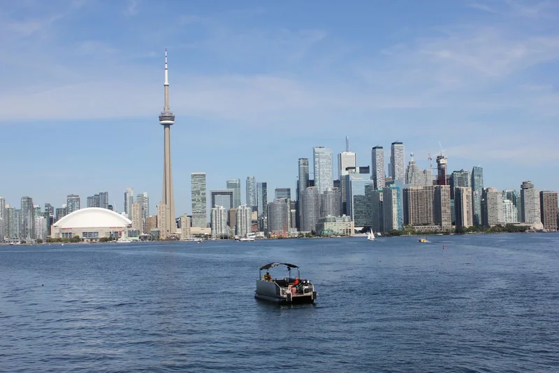 Ontario Gölü üzerinden Toronto silüeti