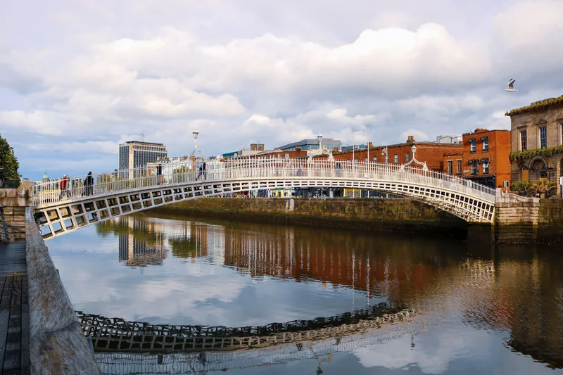 Dublin’de Liffey Nehri üzerindeki Ha’penny Köprüsü